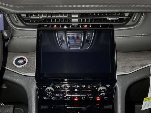 New 2025 Jeep Grand Cherokee Limited w/ Luxury Tech Group II AWD/4WD image 9