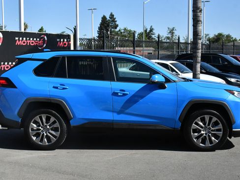 Used 2020 Toyota RAV4 XLE Premium FWD image 9