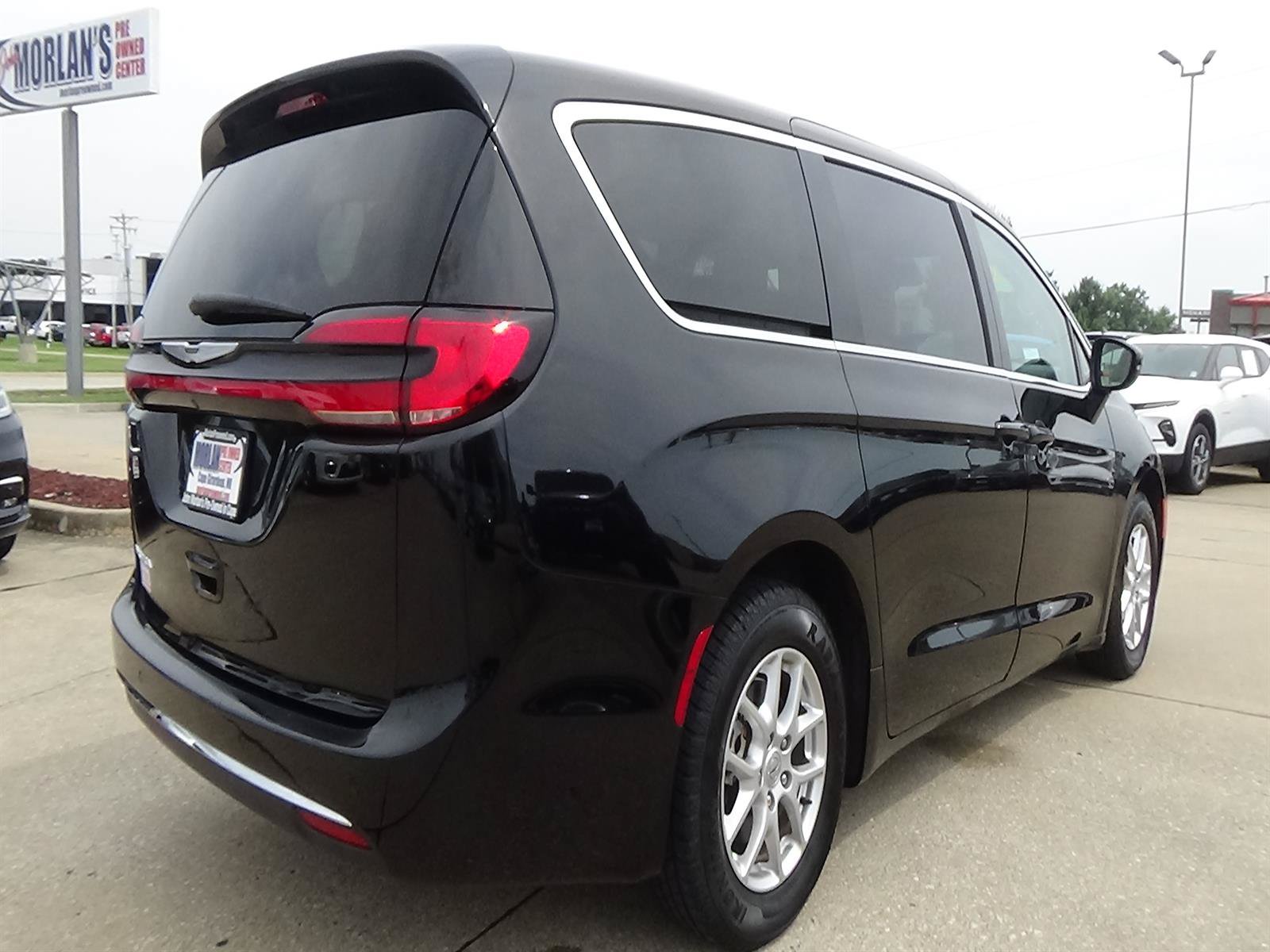 Certified 2024 Chrysler Pacifica Touring-L FWD image 6