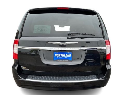 Used 2014 Chrysler Town & Country Touring FWD image 14
