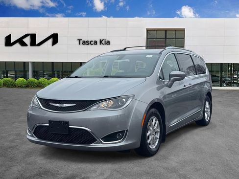 Used 2020 Chrysler Pacifica Touring-L image 3