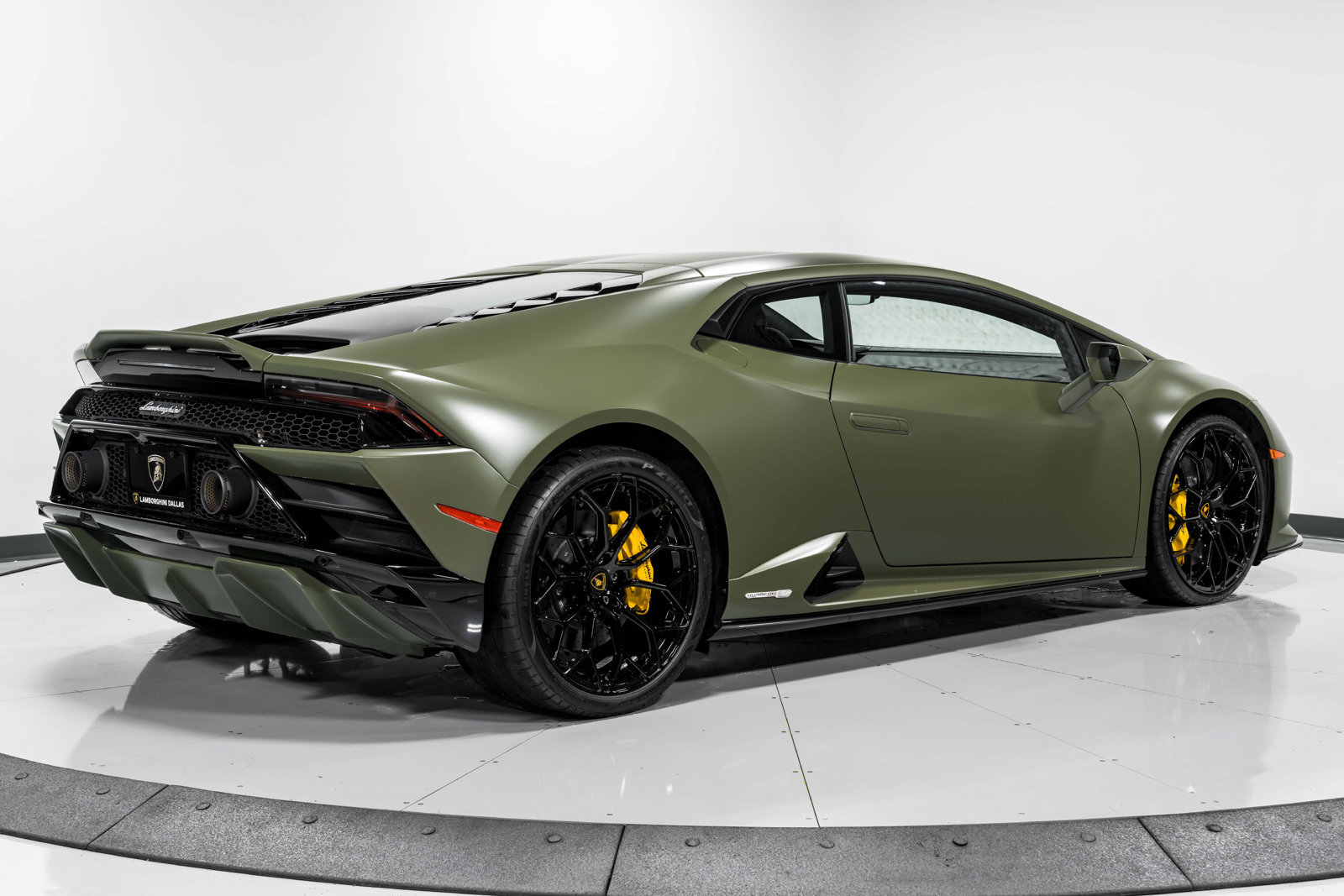 Used 2022 Lamborghini Huracan EVO RWD image 3