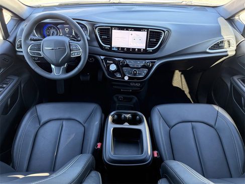Used 2025 Chrysler Pacifica Select image 14