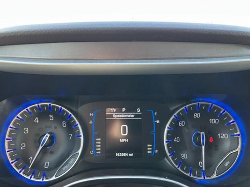 Used 2017 Chrysler Pacifica Touring-L w/ Tire & Wheel Group image 3