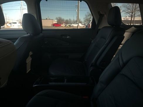 Used 2025 Nissan Pathfinder Platinum image 9