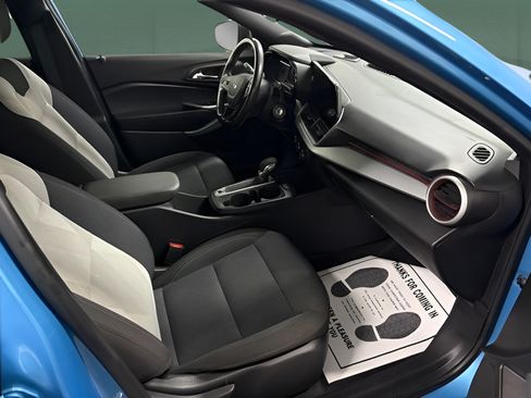 Used 2025 Chevrolet Trax RS w/ Sunroof Package FWD image 15