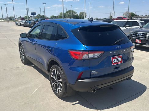 Used 2022 Ford Escape SE w/ SE Sport Appearance Package image 5