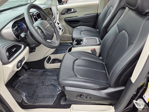 Used 2024 Chrysler Pacifica Limited FWD image 9