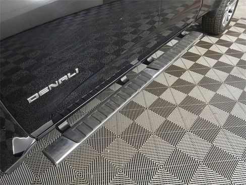 Used 2018 GMC Canyon Denali image 7