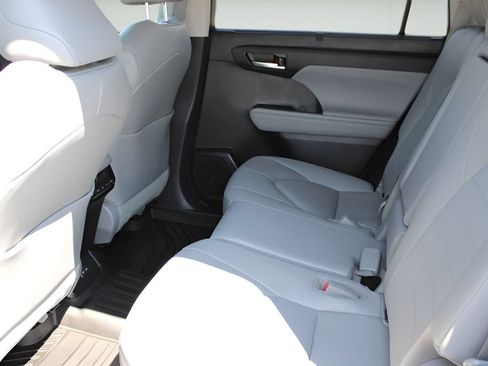 Used 2023 Toyota Highlander XLE AWD/4WD image 21