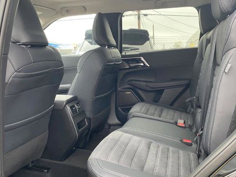 New 2025 Mitsubishi Outlander SE image 11