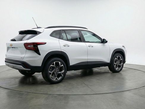 Used 2025 Chevrolet Trax LT w/ LT Convenience Package image 9