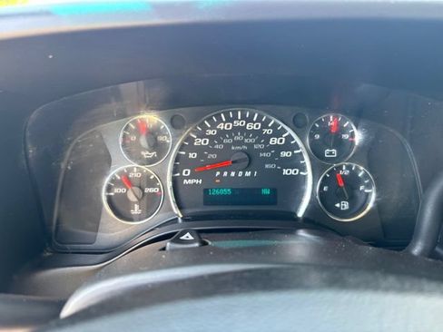 Used 2018 Chevrolet Express 2500 w/ Communications Package RWD image 3