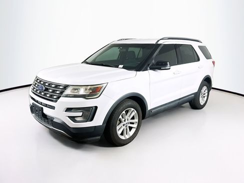 Used 2017 Ford Explorer XLT image 3