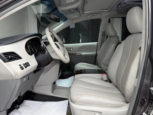 Used 2014 Toyota Sienna XLE FWD image 24