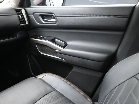 Used 2024 Nissan Pathfinder Platinum FWD image 27
