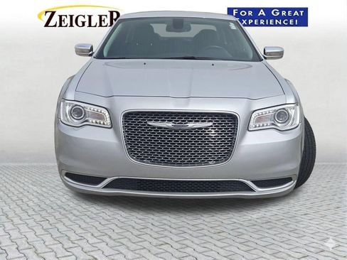 Used 2021 Chrysler 300 Touring w/ Chrome Appearance Package RWD image 4