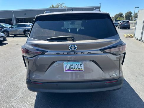 Used 2024 Toyota Sienna XLE FWD image 3