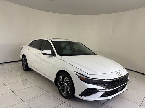 New 2026 Hyundai Elantra Limited FWD image 7