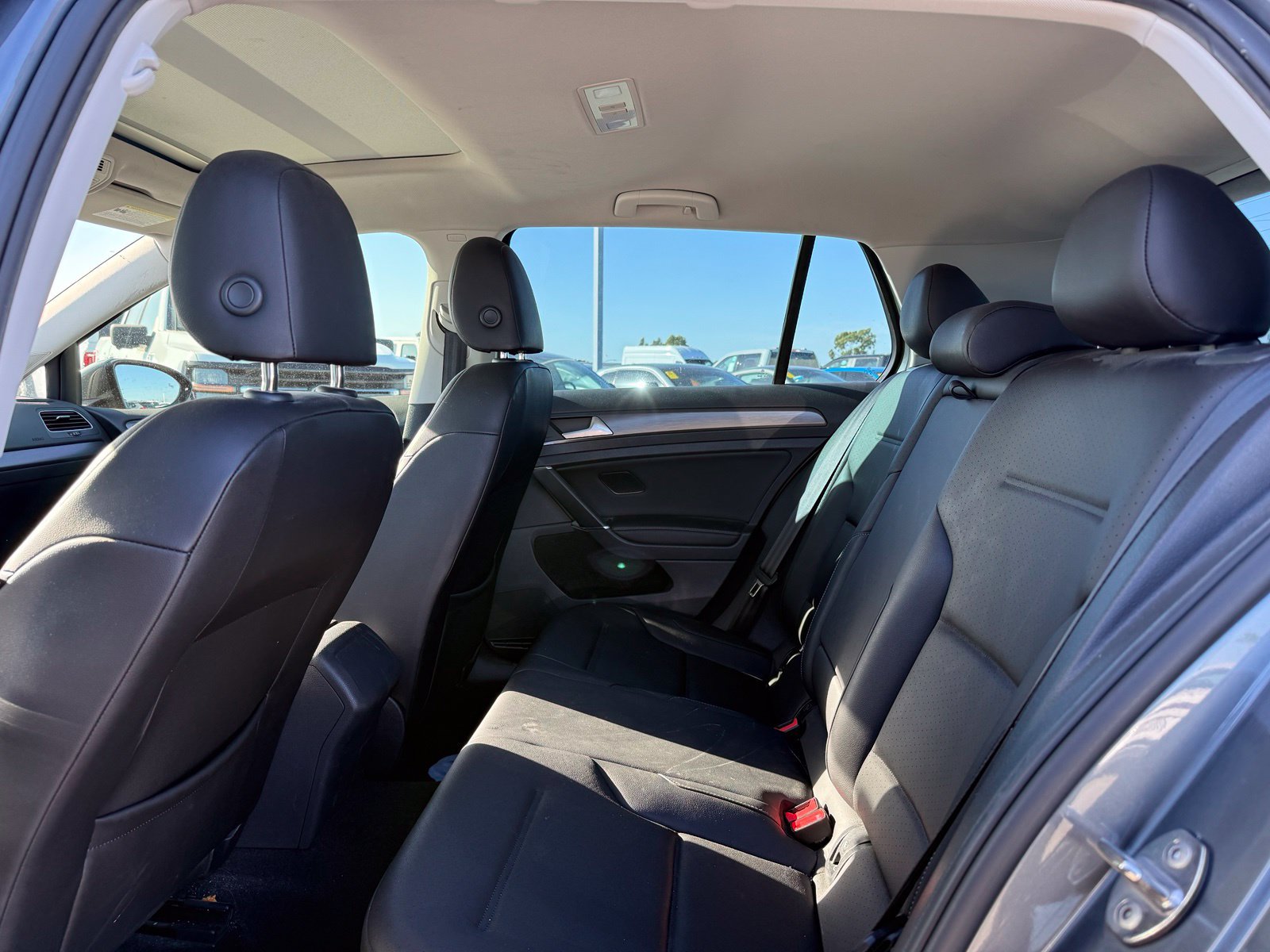 Used 2018 Volkswagen Golf SE FWD image 6