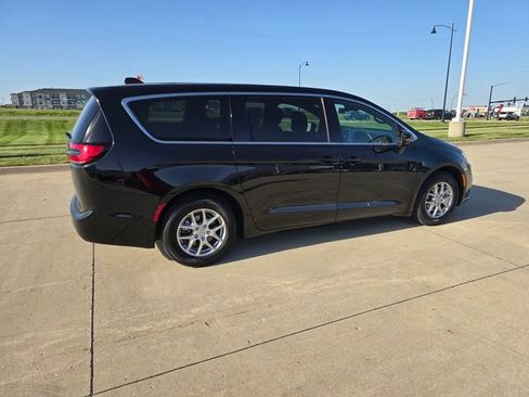 Used 2025 Chrysler Pacifica Select FWD image 14