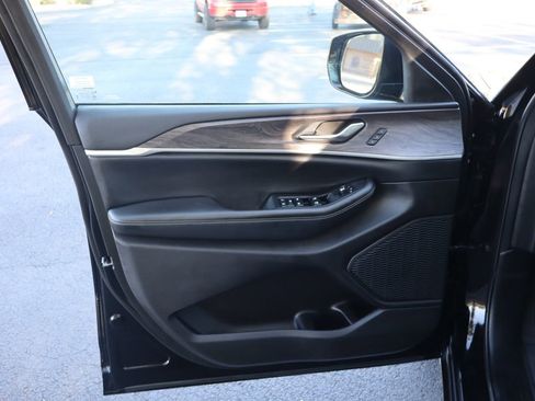 Used 2023 Jeep Grand Cherokee Limited w/ Black Appearance Package AWD/4WD image 23