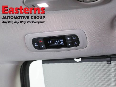 Used 2023 Chrysler Pacifica Touring-L FWD image 23
