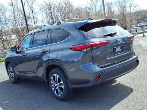 Used 2022 Toyota Highlander XLE image 4