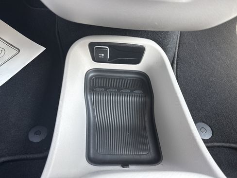 Used 2024 Chrysler Pacifica Touring-L FWD image 31