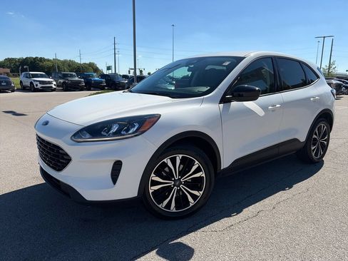 Used 2022 Ford Escape SE w/ SE Sport Appearance Package FWD image 3