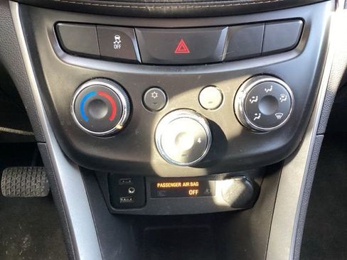 Used 2021 Chevrolet Trax LT w/ LT Convenience Package image 21