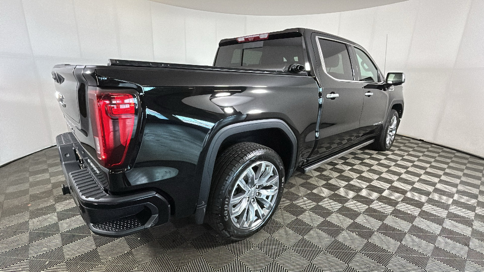 Used 2024 GMC Sierra 1500 Denali w/ Denali Reserve Package AWD/4WD image 3