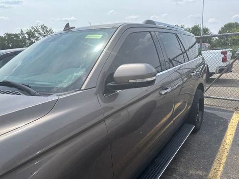 Used 2019 Ford Expedition Limited w/ Equipment Group 301A AWD/4WD image 14