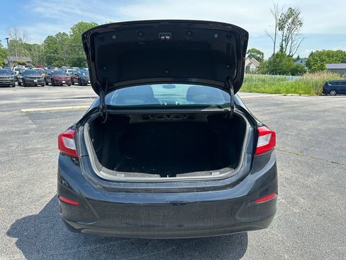 Used 2018 Chevrolet Cruze LT w/ Convenience Package FWD image 16