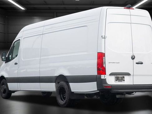 Used 2025 Mercedes-Benz Sprinter 4500 image 9