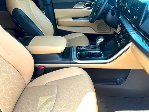 Used 2024 Kia Carnival LX image 24