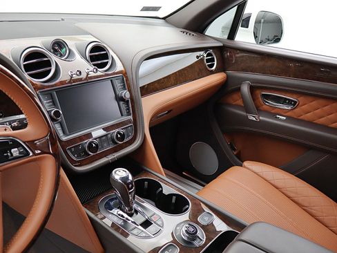 Used 2019 Bentley Bentayga image 34