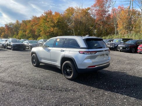 Used 2024 Jeep Grand Cherokee Laredo image 8
