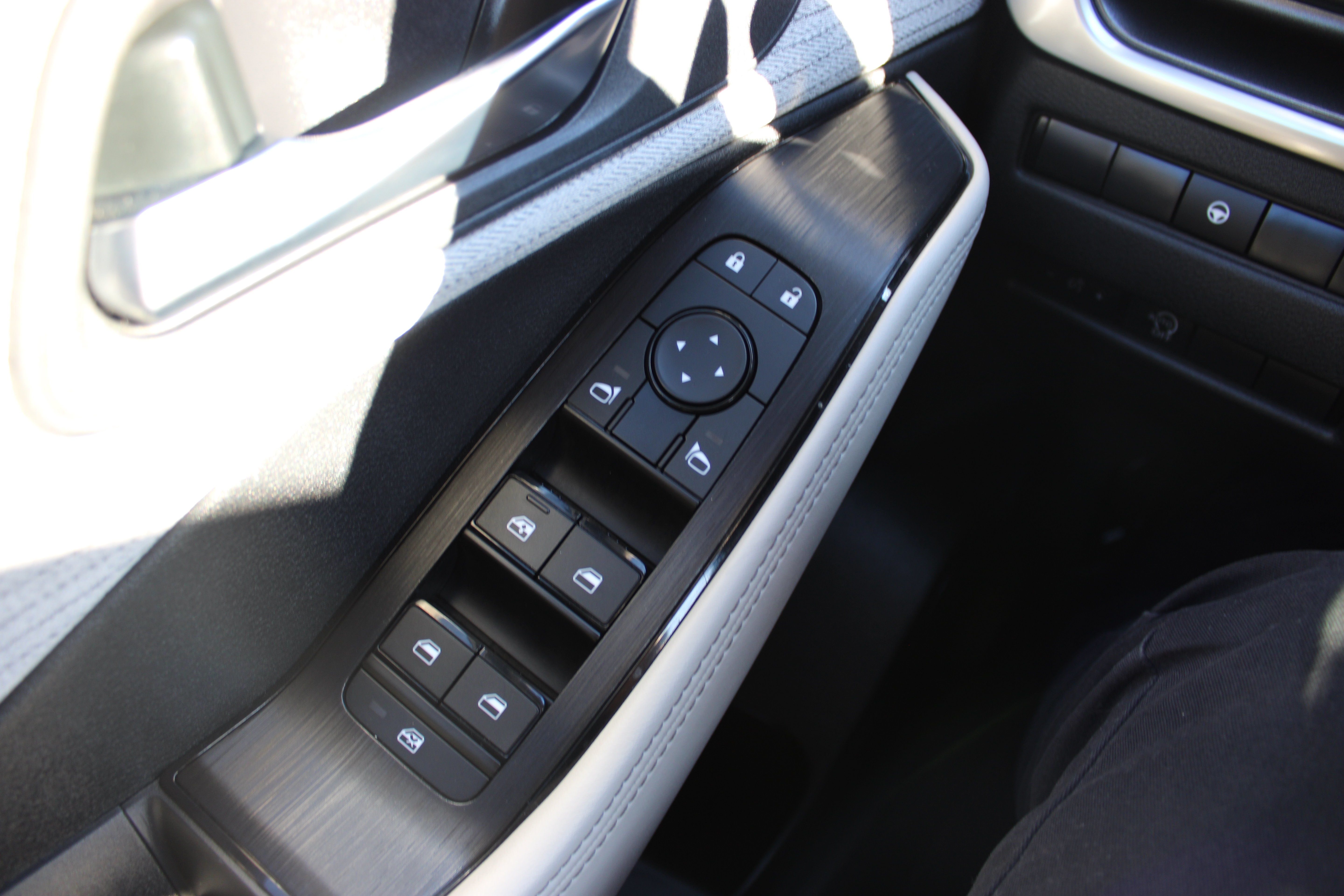 Used 2023 Nissan Rogue SV AWD/4WD image 26