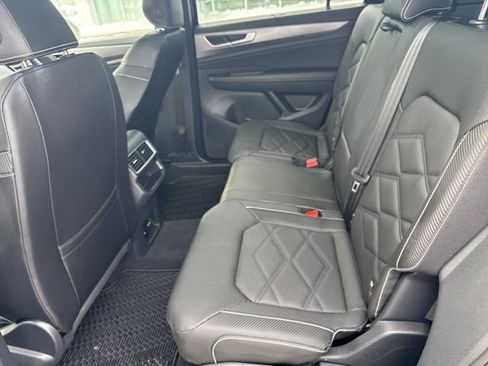 Certified 2025 Volkswagen Atlas Cross Sport SE w/ Panoramic Sunroof Package image 31