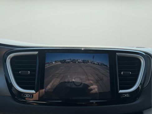 Used 2023 Chrysler Pacifica Touring-L FWD image 23