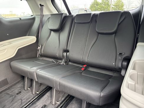 Used 2024 Kia Carnival EX image 19