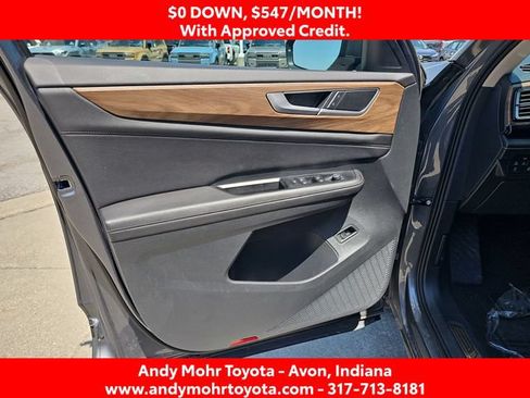 Used 2025 Volkswagen Atlas SE FWD image 11