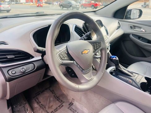 Used 2017 Chevrolet Volt LT w/ Comfort Package image 32