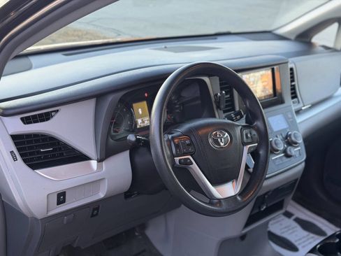 Used 2015 Toyota Sienna LE image 9