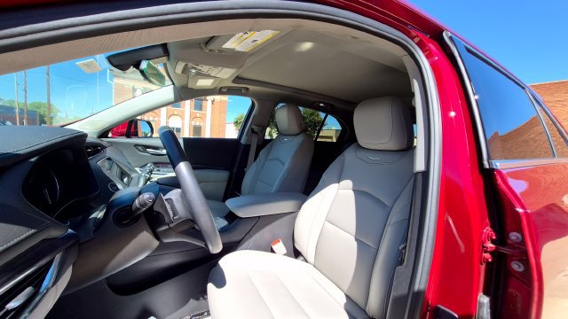Used 2023 Cadillac XT4 Luxury w/ Cold Weather Package FWD image 11