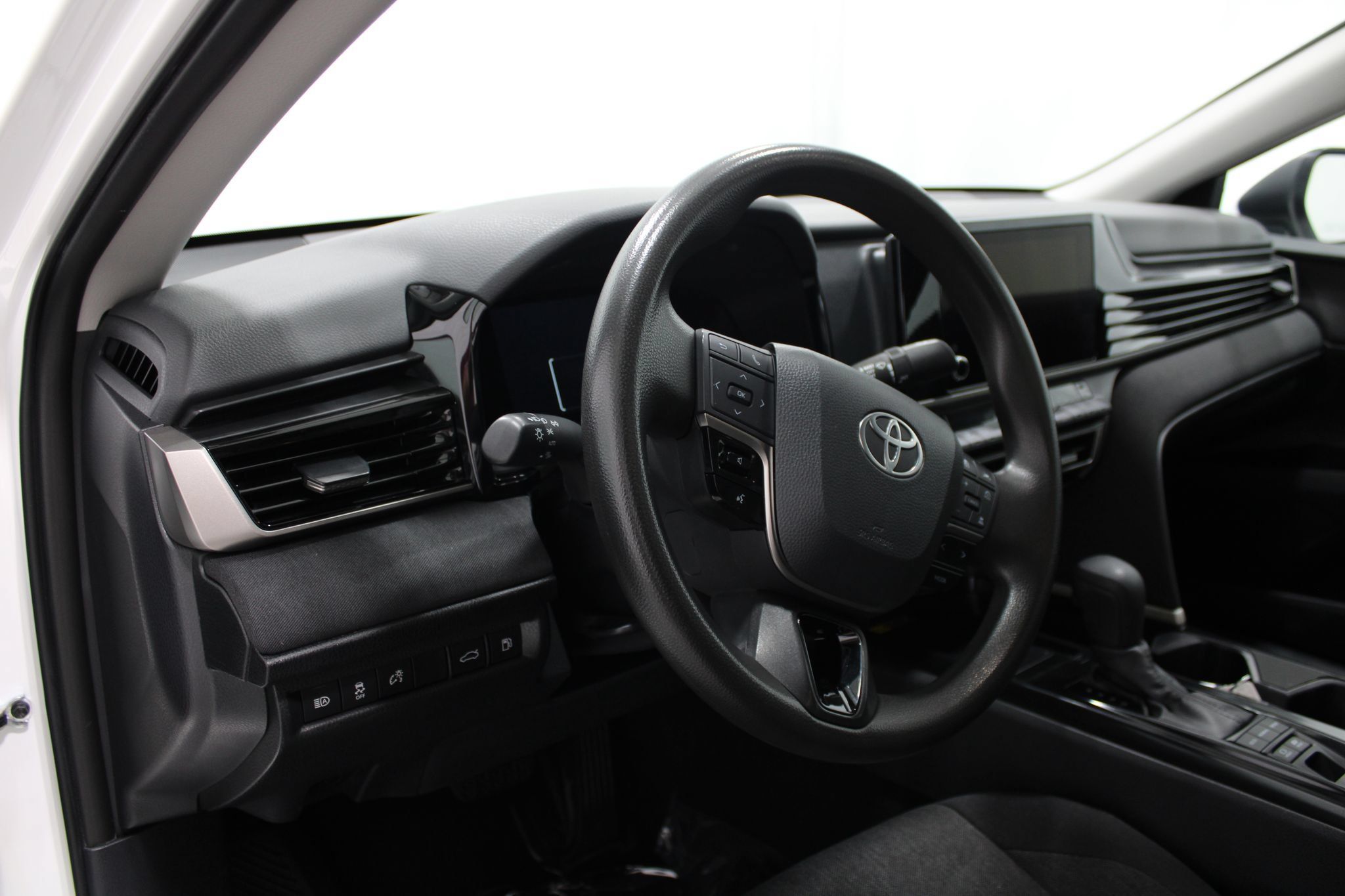 Used 2025 Toyota Camry LE FWD image 12