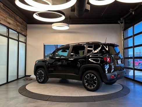 Used 2023 Jeep Renegade Trailhawk w/ Trailhawk Elite Group image 5