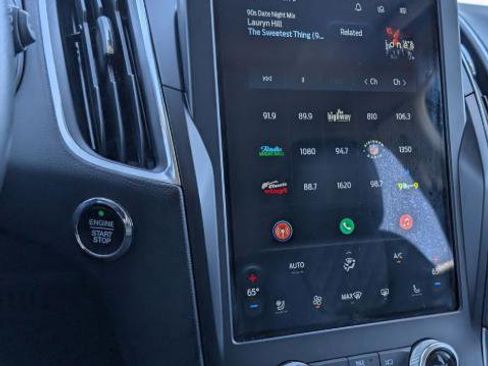 Used 2024 Ford Edge Titanium image 2