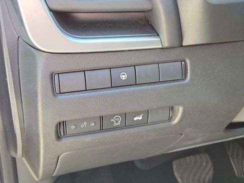Used 2025 Nissan Rogue SV FWD image 17